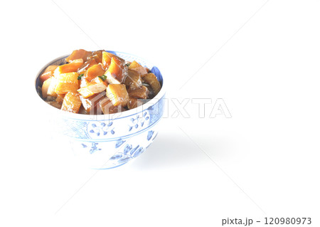 豪華山盛り具だくさんの漬け海鮮丼を白背景で撮影 豪華山盛り具だくさんの漬け海鮮丼を白背景で撮影 120980973