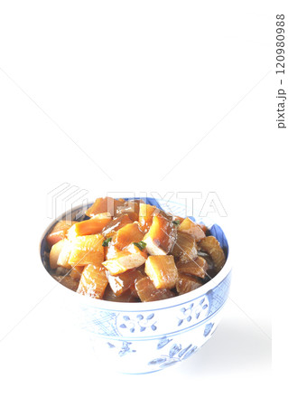 豪華山盛り具だくさんの漬け海鮮丼を白背景で撮影 120980988