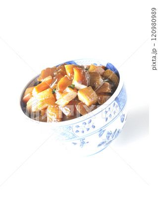 豪華山盛り具だくさんの漬け海鮮丼を白背景で撮影 120980989