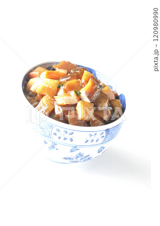 豪華山盛り具だくさんの漬け海鮮丼を白背景で撮影 豪華山盛り具だくさんの漬け海鮮丼を白背景で撮影 120980990
