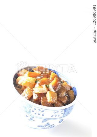 豪華山盛り具だくさんの漬け海鮮丼を白背景で撮影 120980991