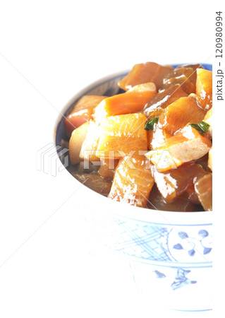 豪華山盛り具だくさんの漬け海鮮丼を白背景で撮影 120980994