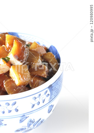 豪華山盛り具だくさんの漬け海鮮丼を白背景で撮影 120980995