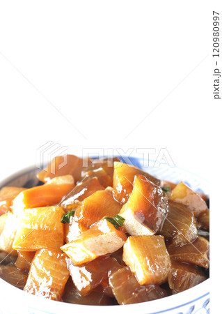 豪華山盛り具だくさんの漬け海鮮丼を白背景で撮影 120980997