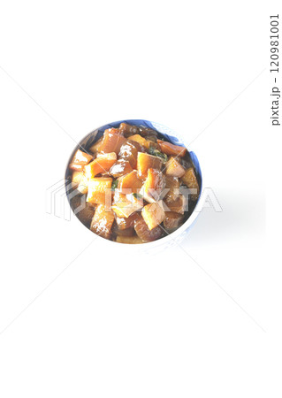 豪華山盛り具だくさんの漬け海鮮丼を白背景で撮影 豪華山盛り具だくさんの漬け海鮮丼を白背景で撮影 120981001