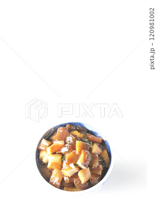 豪華山盛り具だくさんの漬け海鮮丼を白背景で撮影 120981002