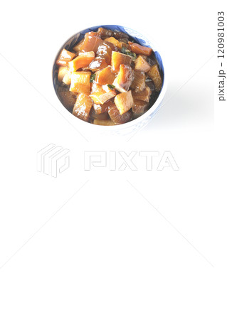 豪華山盛り具だくさんの漬け海鮮丼を白背景で撮影 豪華山盛り具だくさんの漬け海鮮丼を白背景で撮影 120981003