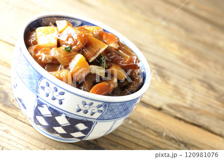豪華山盛り具だくさんの漬け海鮮丼 120981076
