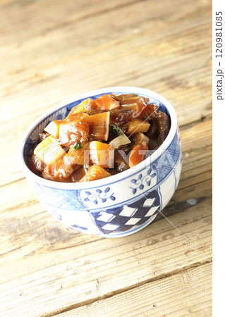 豪華山盛り具だくさんの漬け海鮮丼 120981085