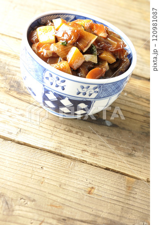 豪華山盛り具だくさんの漬け海鮮丼 120981087