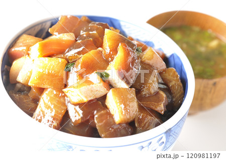 豪華山盛り具だくさんの漬け海鮮丼とお味噌汁 豪華山盛り具だくさんの漬け海鮮丼とお味噌汁 120981197