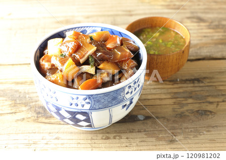 豪華山盛り具だくさんの漬け海鮮丼とお味噌汁 120981202
