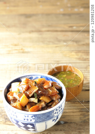 豪華山盛り具だくさんの漬け海鮮丼とお味噌汁 120981208