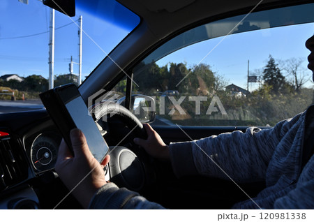 スマホを見ながらの運転 ながらスマホ 危険運転 スマホを見ながらの運転 ながらスマホ 危険運転 120981338