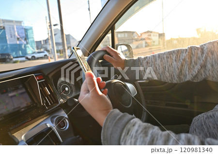 スマホを見ながらの運転　ながらスマホ　危険運転 120981340