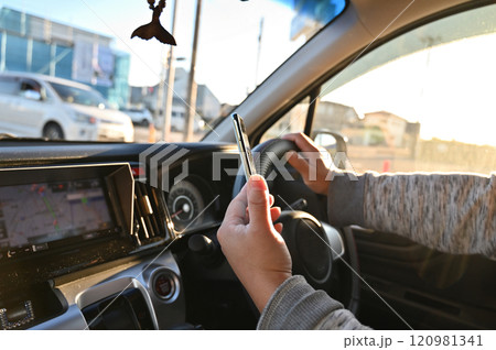 スマホを見ながらの運転　ながらスマホ　危険運転 120981341