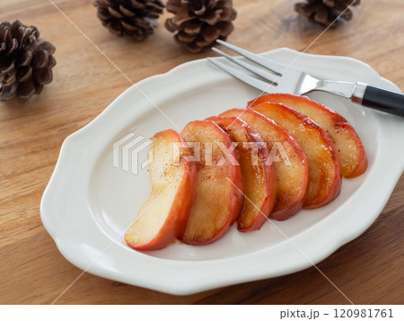 お皿の上の焼きリンゴ お皿の上の焼きリンゴ 120981761