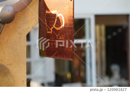 奈良、カフェの看板 120981827