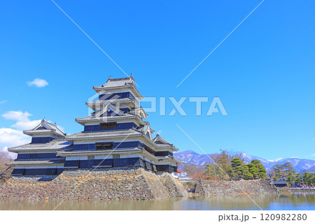 長野県松本市、国宝松本城の風景 120982280