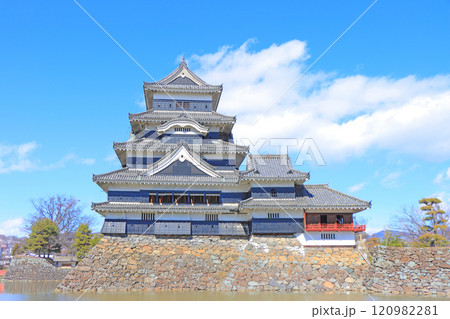 長野県松本市、国宝松本城の風景 120982281