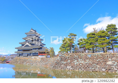 長野県松本市、国宝松本城の風景 長野県松本市、国宝松本城の風景 120982282