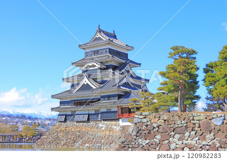長野県松本市、国宝松本城の風景 長野県松本市、国宝松本城の風景 120982283