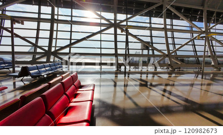 赤い椅子 空港 120982673