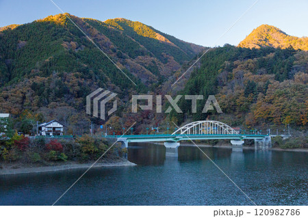 紅葉の山々に囲まれた橋 奥多摩湖 紅葉の山々に囲まれた橋 奥多摩湖 120982786