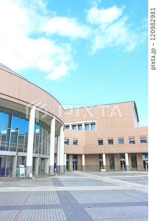 三重県津市、三重県文化会館の風景 120982981