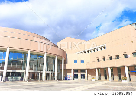 三重県津市、三重県文化会館の風景 120982984