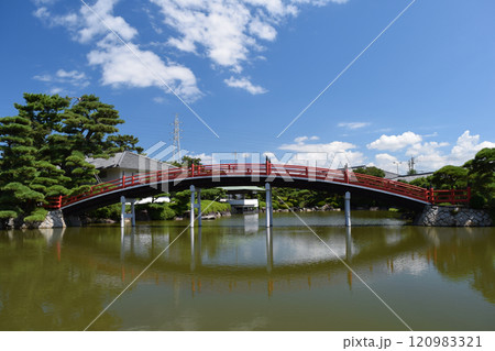 日本庭園にかかる赤い橋 120983321