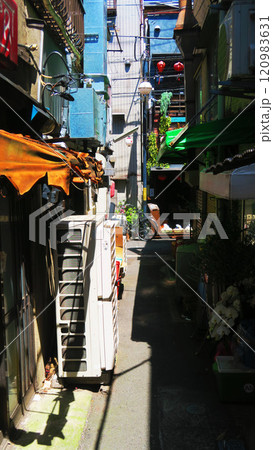 東京都北区赤羽の飲食街（飲み屋街）の路地裏の風景 120983631
