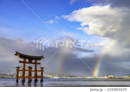 海の大鳥居と虹 120983870