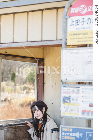 バス停でバスを待つ若い女性 撮影協力・羽後交通 バス停でバスを待つ若い女性 撮影協力・羽後交通 120984054
