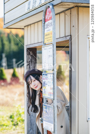 バス停でバスを待つ若い女性 撮影協力・羽後交通 バス停でバスを待つ若い女性 撮影協力・羽後交通 120984058