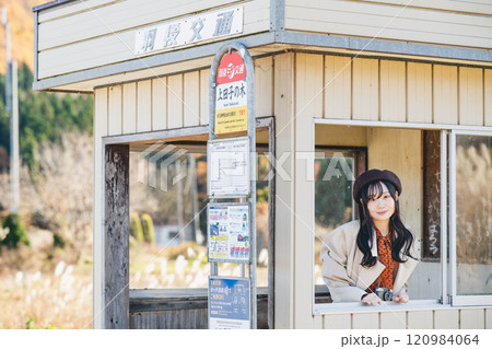バス停でバスを待つ若い女性 撮影協力・羽後交通 バス停でバスを待つ若い女性 撮影協力・羽後交通 120984064