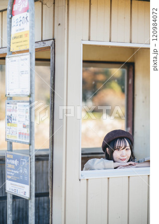 バス停でバスを待つ若い女性　撮影協力・羽後交通 120984072