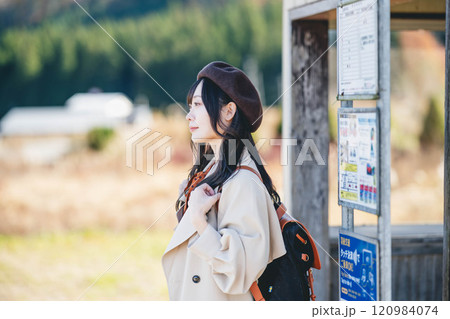 バス停でバスを待つ若い女性 撮影協力・羽後交通 バス停でバスを待つ若い女性 撮影協力・羽後交通 120984074