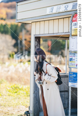 バス停でバスを待つ若い女性　撮影協力・羽後交通 120984079