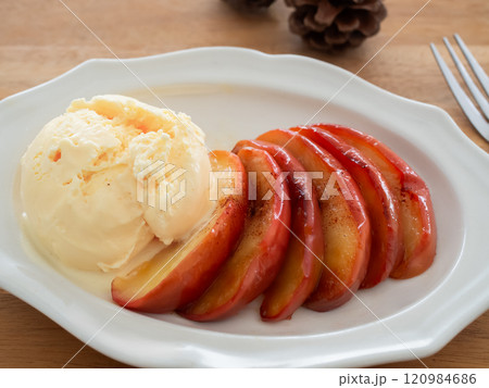 アイスクリームを添えた焼きリンゴ 120984686