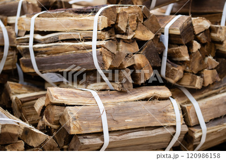 沢山積み上げられた薪 120986158