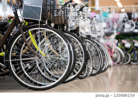 沢山売られている新品の自転車 120986159