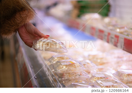 お惣菜を選ぶ女性の手 120986164