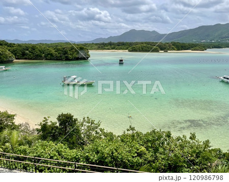 川平湾の美しいサンゴ礁の海 120986798