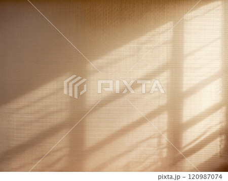 壁にできた光と影のテクスチャー 120987074