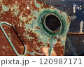 錆とペンキで汚れた一斗缶 120987171