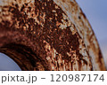錆で塗装が剥がれた鉄 120987174