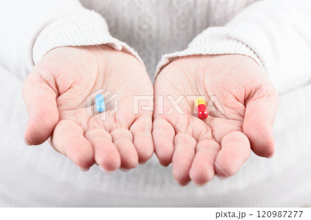 On women's palms are medical capsules of different colors, the right to choose. 120987277