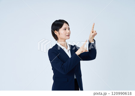 人差し指を立てる若いビジネスウーマン 人差し指を立てる若いビジネスウーマン 120990618
