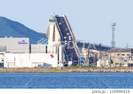 中海に浮かぶ大根島の岸辺から望遠レンズで撮影した江島大橋（通称ベタ踏み坂）の松江方面側の急勾配の写真 120990819
